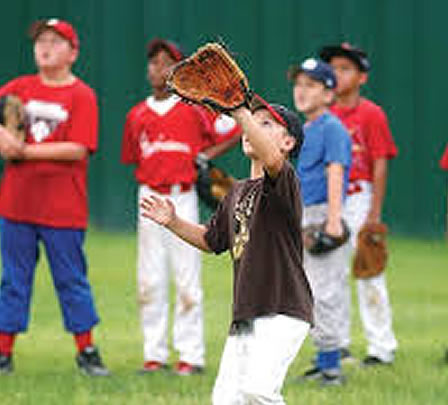 youth-baseball-players-receiving-custom-defensive-instruction-from-pro-style-baseball-training