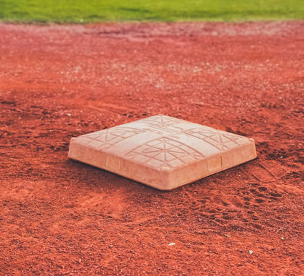 youth-baseball-team-having-a-team-meeting-huddle-on-the-field